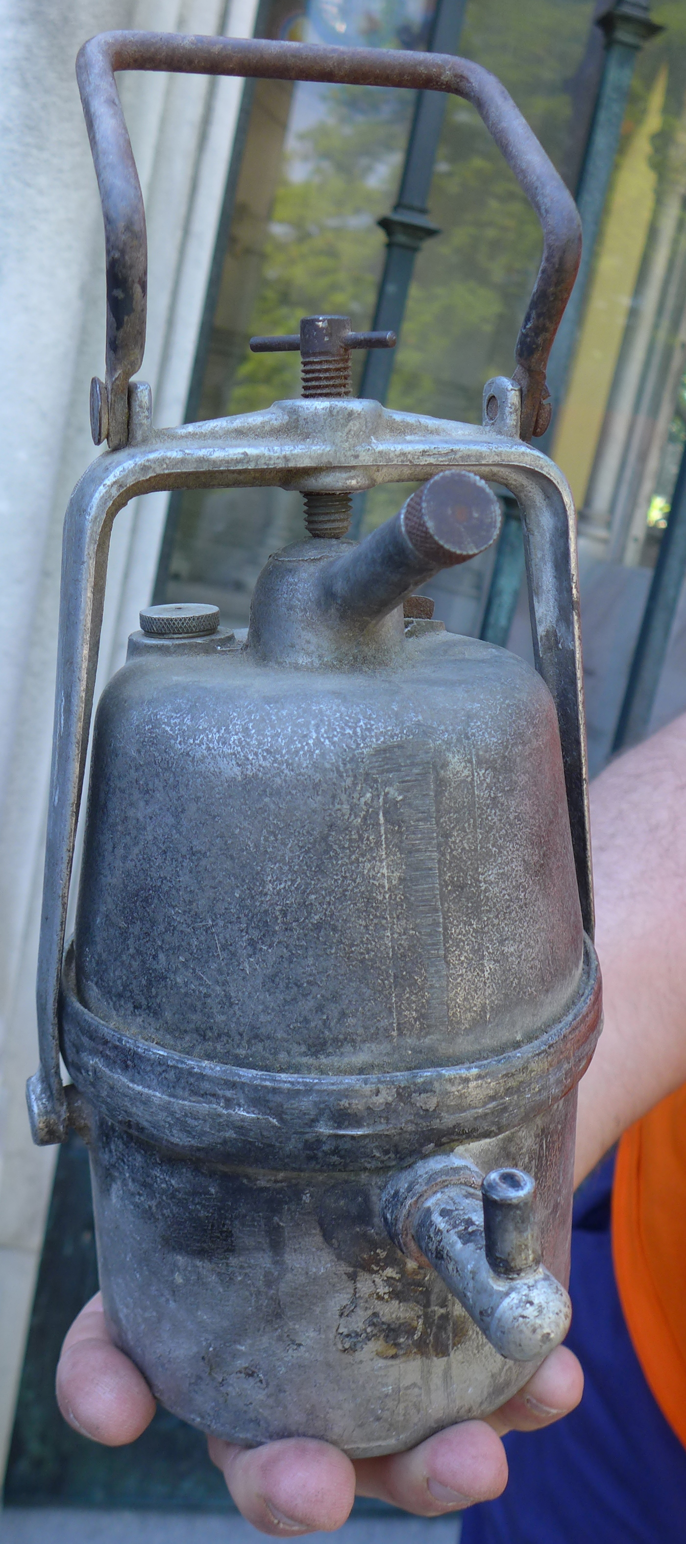 modèle lampe carbure Aquilon à la fois horizontal  au réservoir à carbure et de base 20°, 
de chez Desautel 